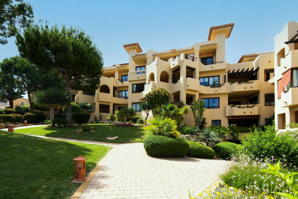 Middle Floor Apartment Benalmadena Málaga - image 4