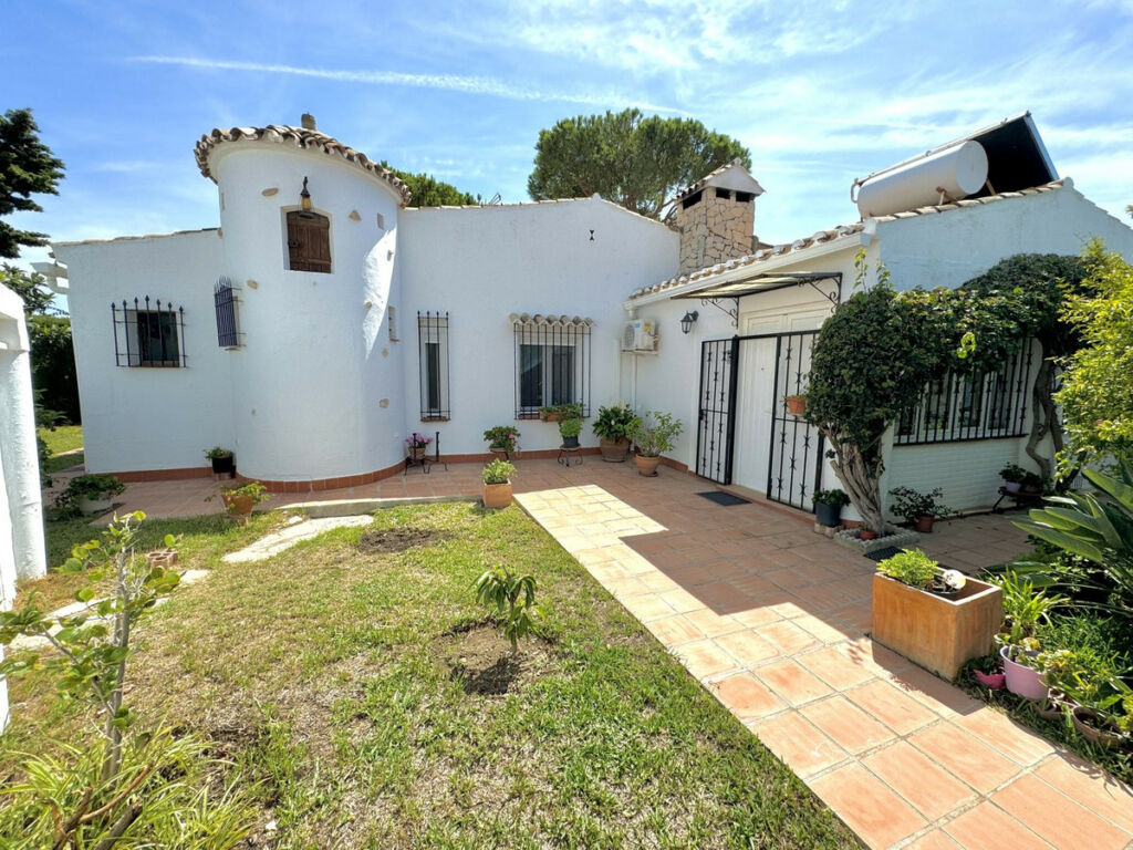 Detached Villa Calahonda Málaga - image 4