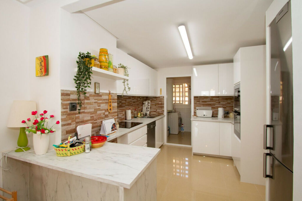 Middle Floor Apartment La Mairena Málaga - image 4