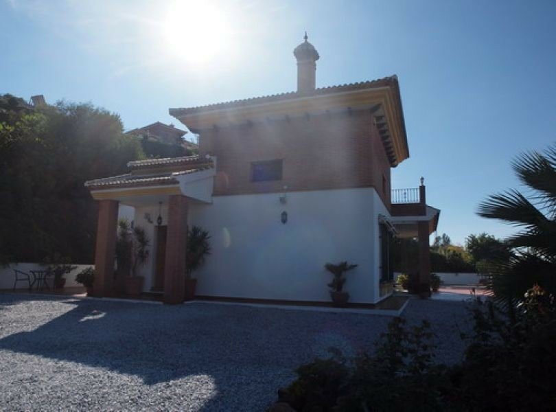 Detached Villa Sayalonga Málaga - image 4