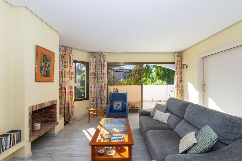 Middle Floor Apartment Elviria Málaga - image 4
