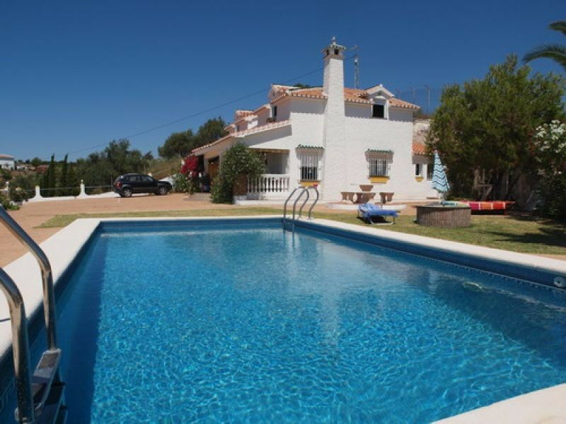 Detached Villa Benajarafe Málaga - image 4