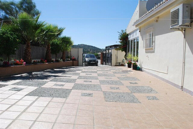 Detached Villa Viñuela Málaga - image 4