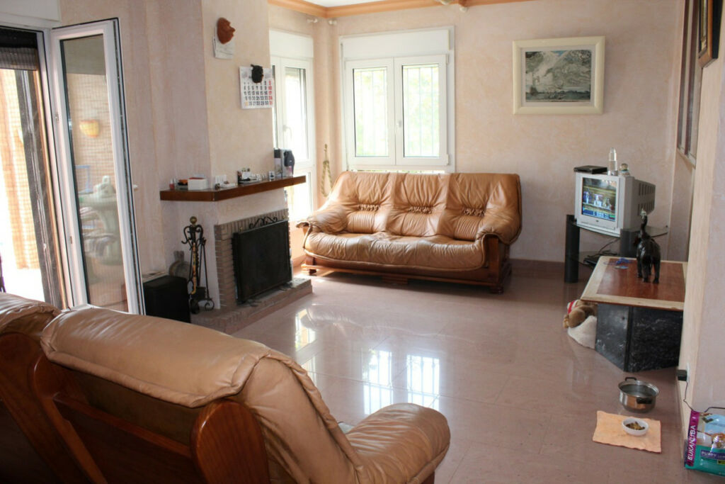 Detached Villa Benajarafe Málaga - image 4