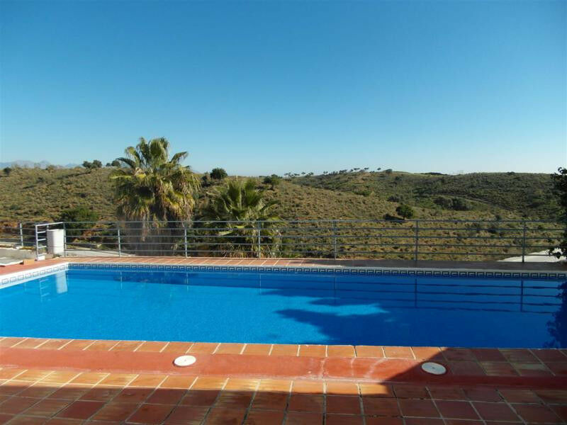 Townhouse Benajarafe Málaga - image 4