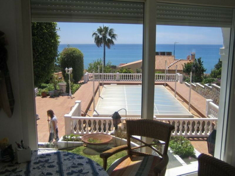 Detached Villa Benajarafe Málaga - image 4