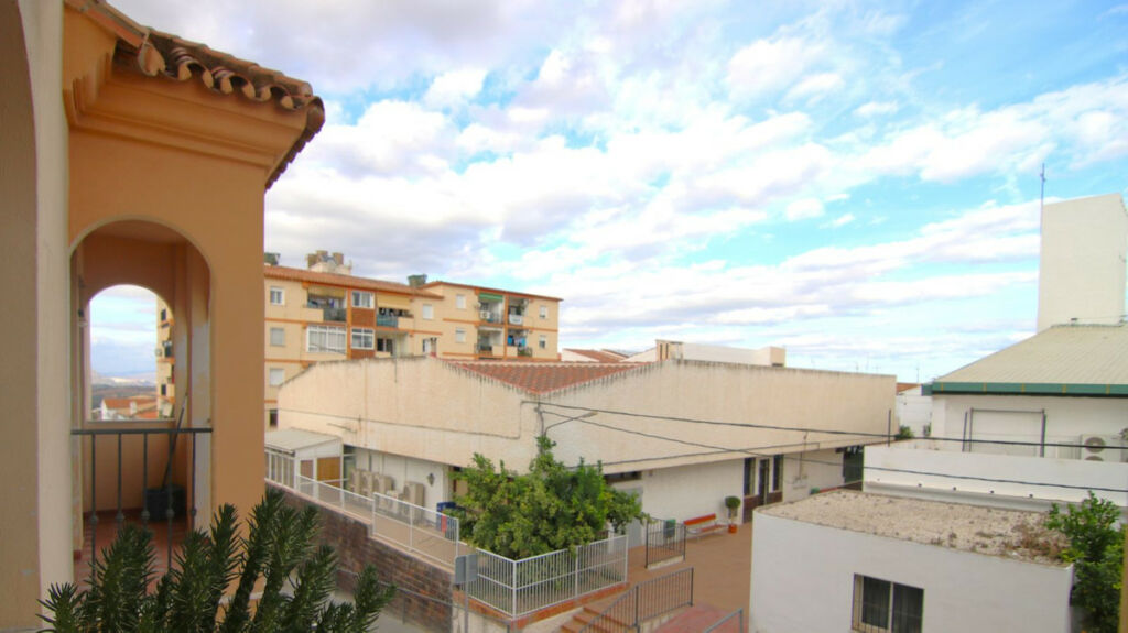 Middle Floor Apartment Coín Málaga - image 5