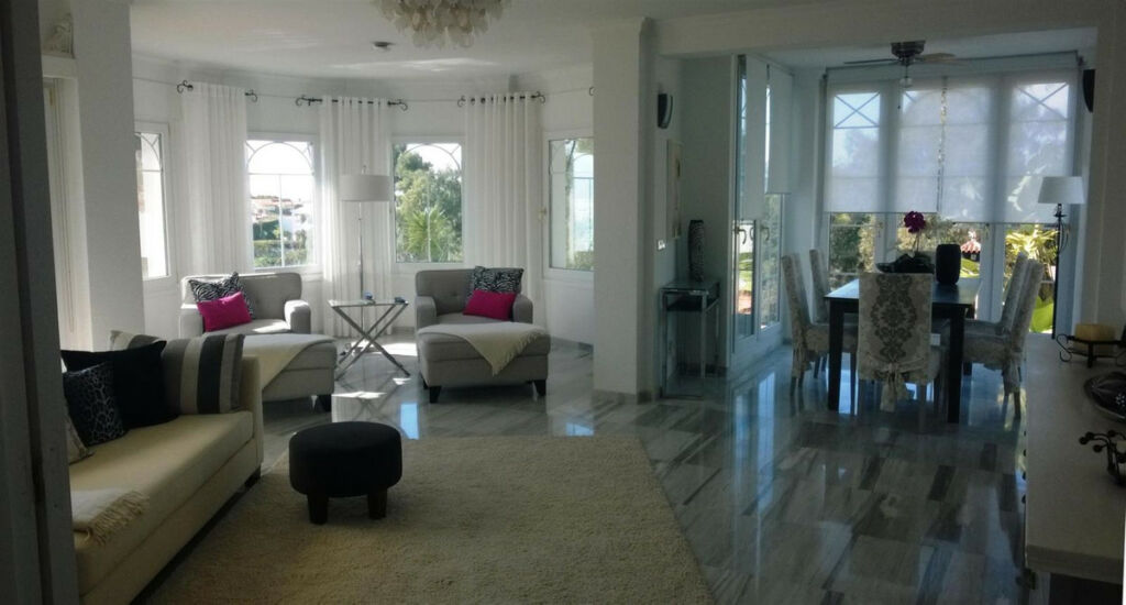Detached Villa Benajarafe Málaga - image 6
