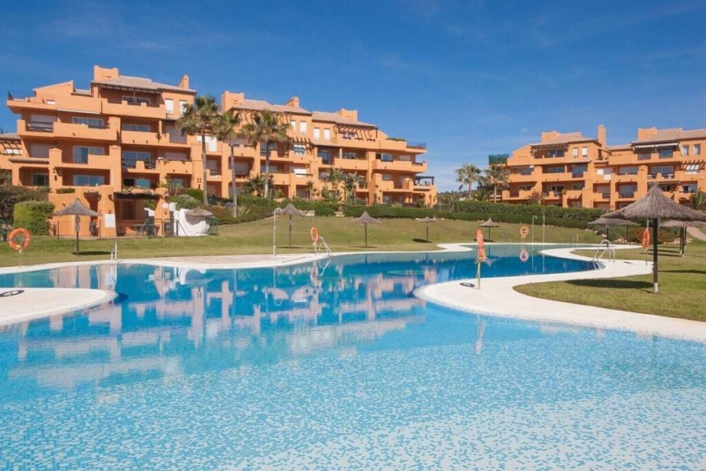 Middle Floor Apartment La Duquesa Málaga - image 6