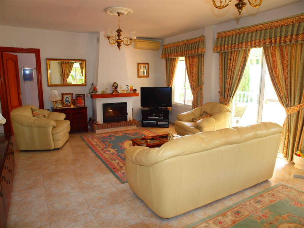 Detached Villa Viñuela Málaga - image 6