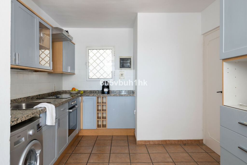 Middle Floor Apartment Nueva Andalucía Málaga - image 6
