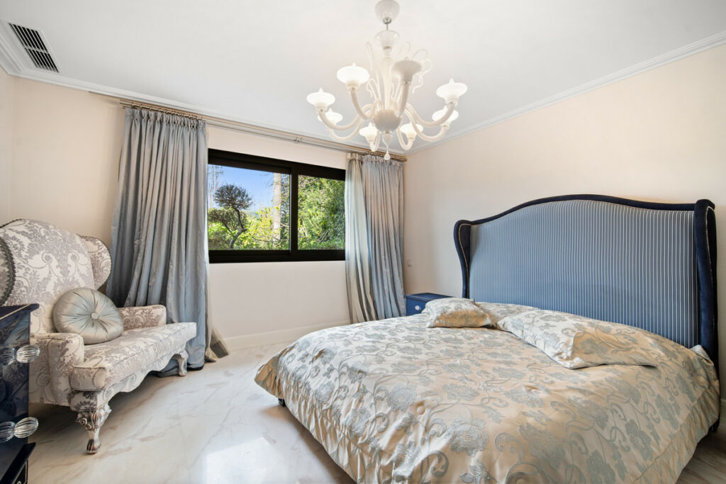 Detached Villa The Golden Mile Málaga - image 9