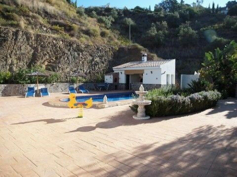 Detached Villa Sayalonga Málaga - image 8