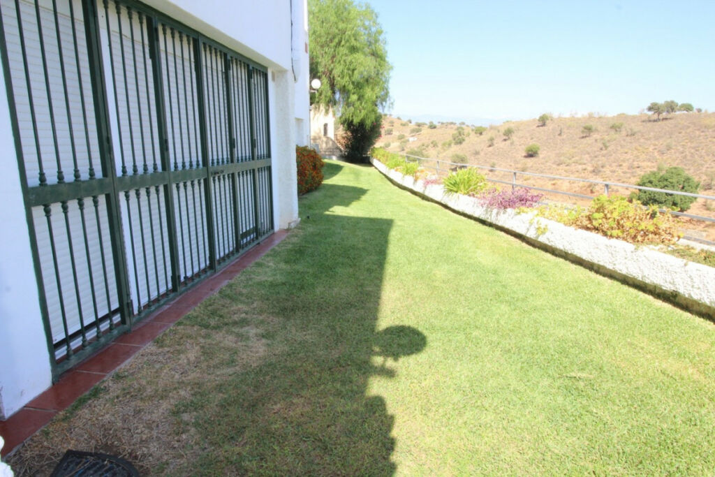 Semi-Detached House Benajarafe Málaga - image 8