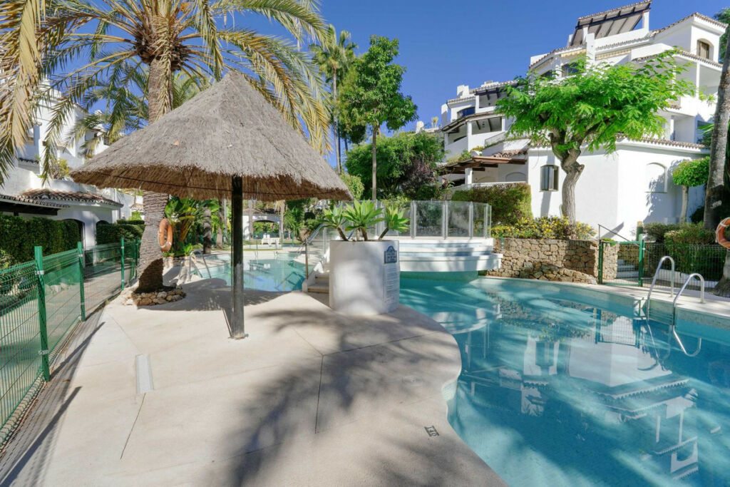 Middle Floor Apartment Elviria Málaga - image 11