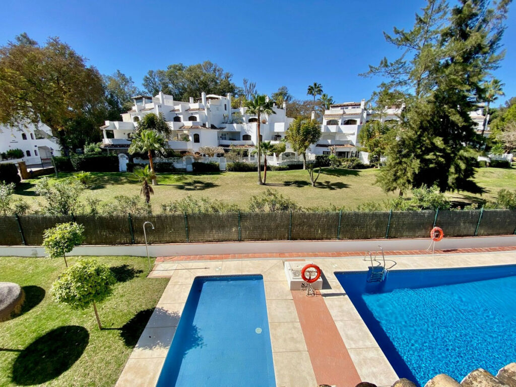 Middle Floor Apartment Elviria Málaga - image 9