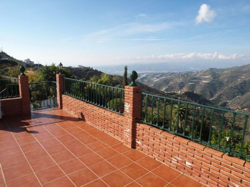 Detached Villa Sayalonga Málaga - image 9
