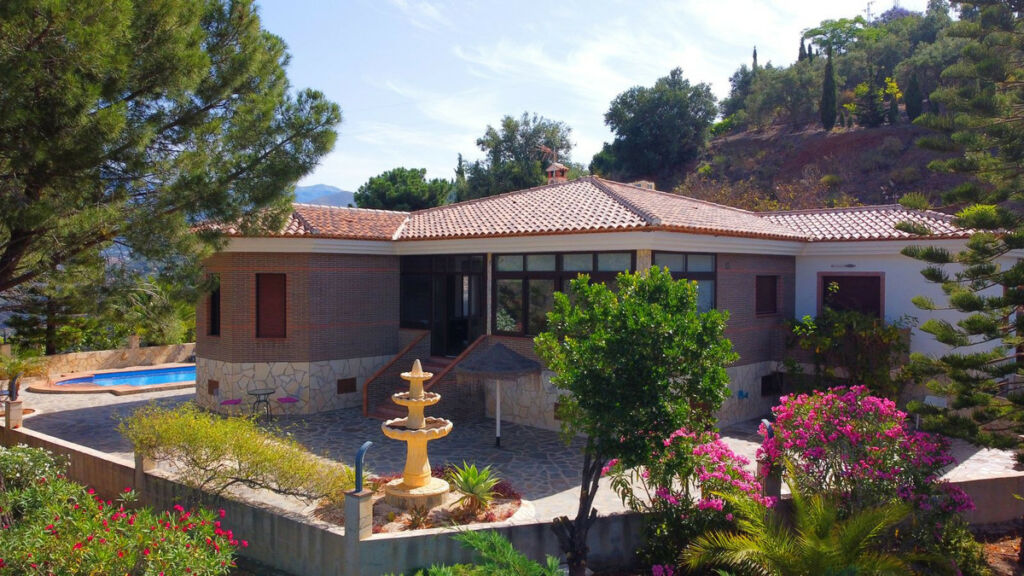 Detached Villa Sayalonga Málaga - image 2