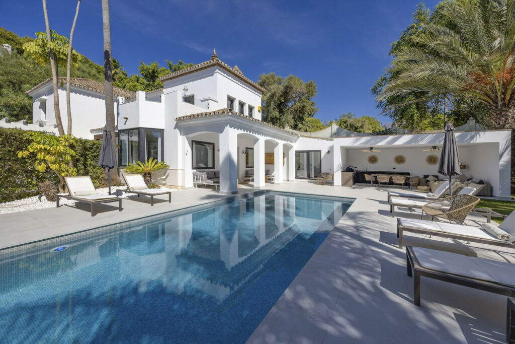 Detached Villa El Paraiso Málaga - image 3
