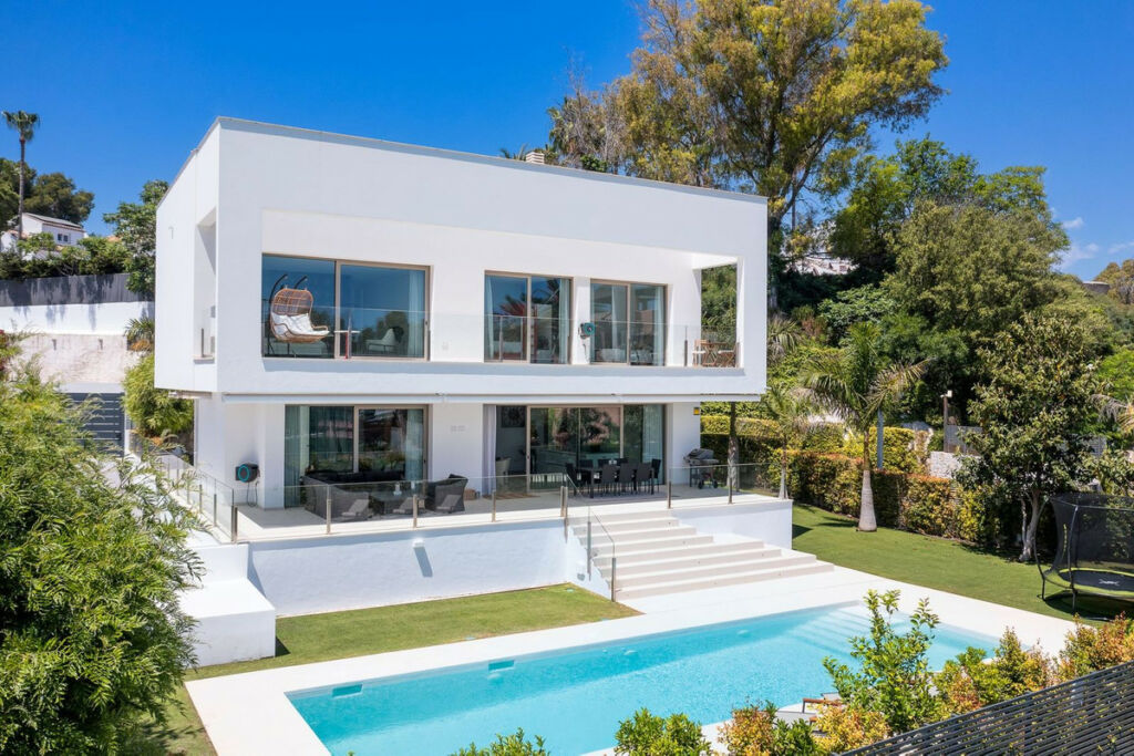 Detached Villa Guadalmina Baja Málaga - image 2