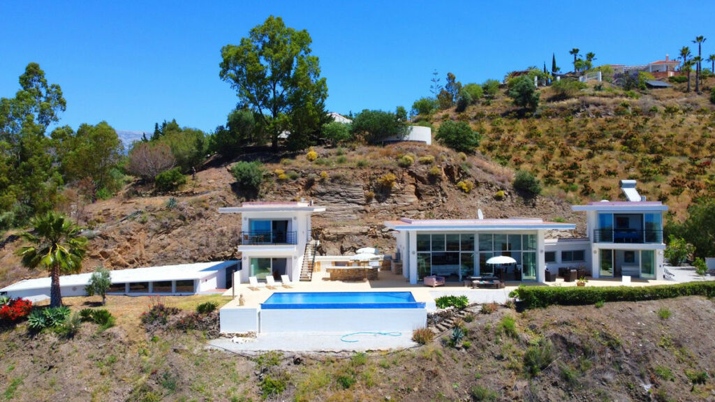 Detached Villa Sayalonga Málaga - image 3