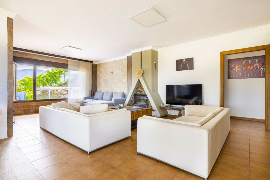 Detached Villa Sayalonga Málaga - image 11