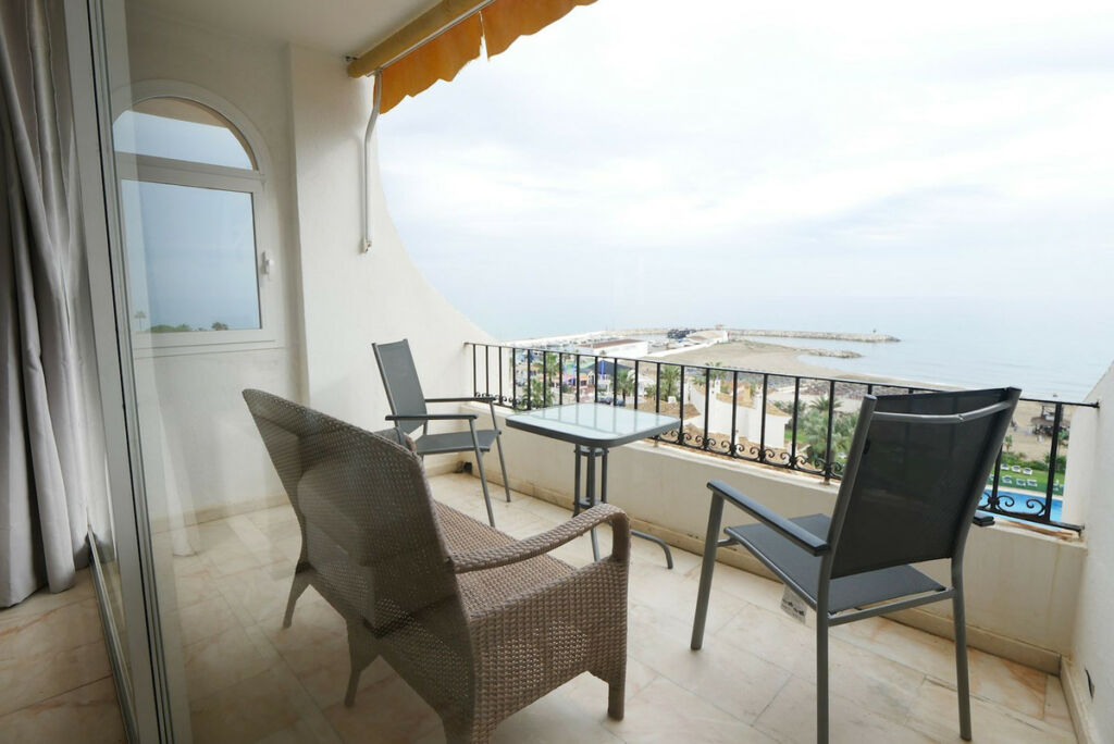 Top Floor Apartment Puerto de Cabopino Málaga - image 5