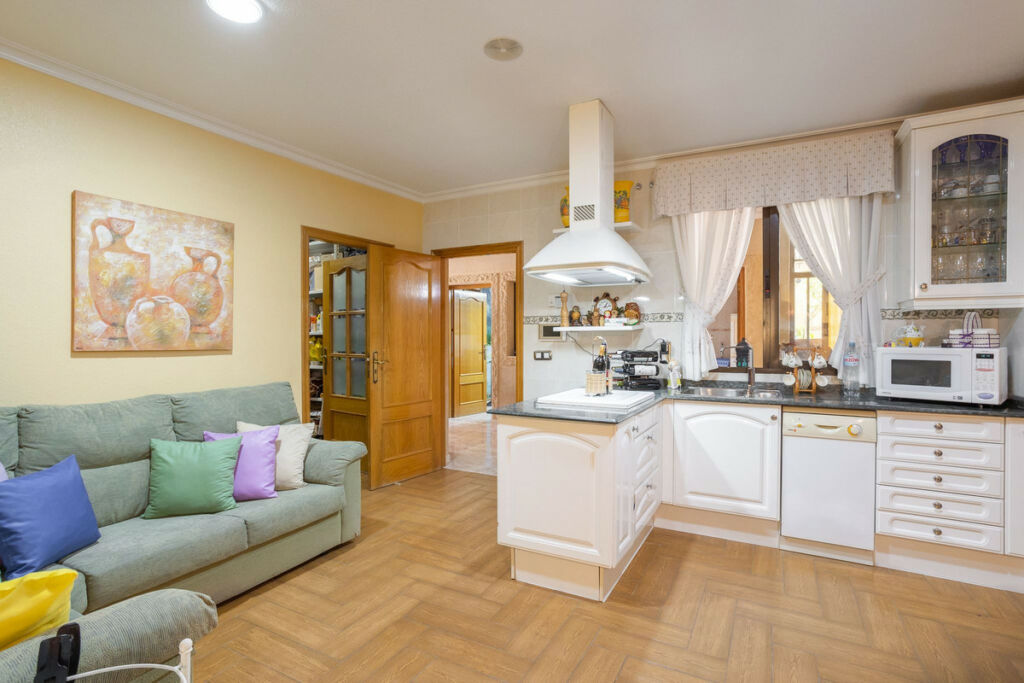 Detached Villa Los Altos Alicante - image 11