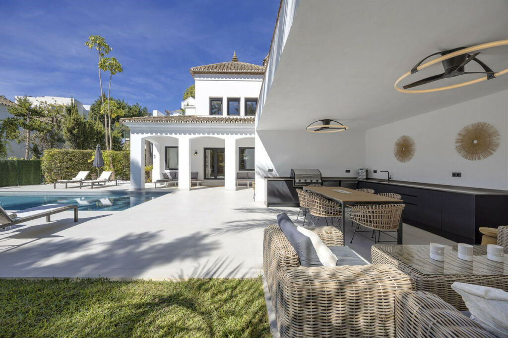 Detached Villa El Paraiso Málaga - image 13