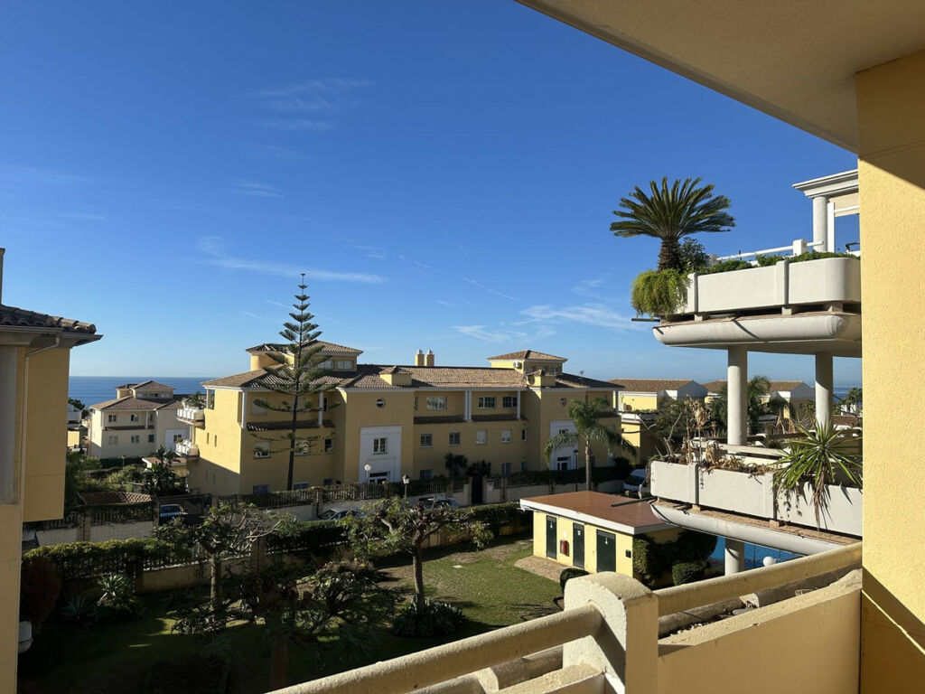 Middle Floor Apartment Cabopino Málaga - image 13
