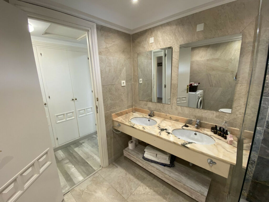 Middle Floor Apartment Atalaya Málaga - image 13