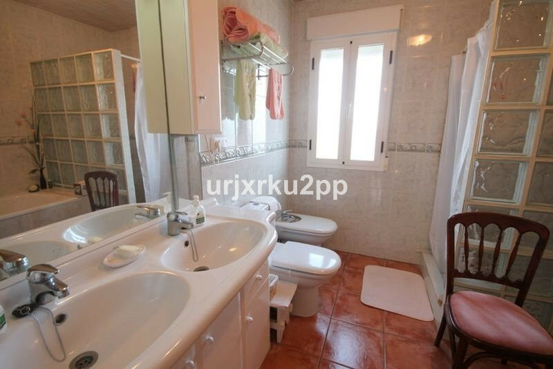 Detached Villa Aguas Nuevas Alicante - image 14
