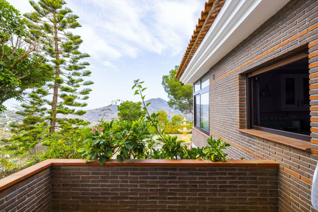 Detached Villa Sayalonga Málaga - image 15