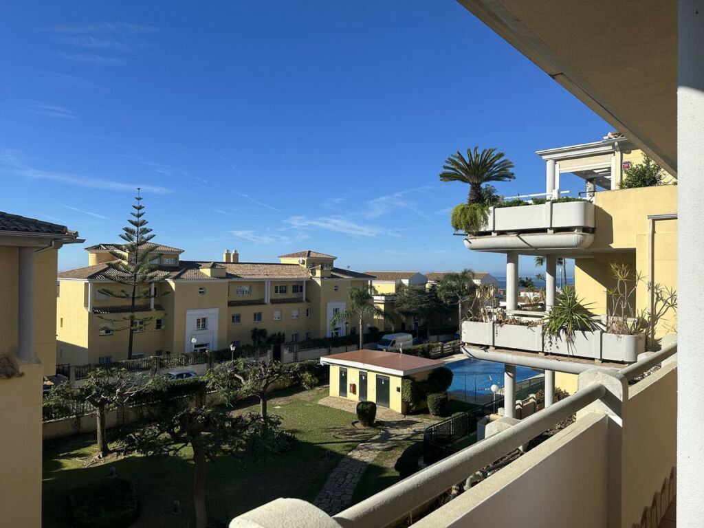 Middle Floor Apartment Cabopino Málaga - image 16