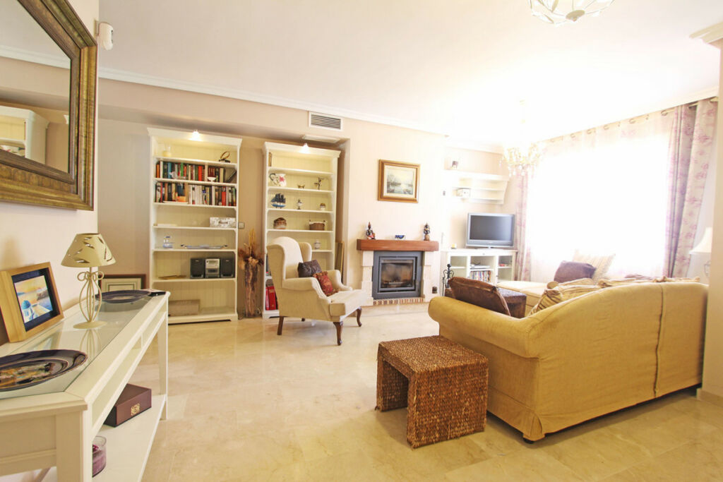 Townhouse Las Chapas Málaga - image 16