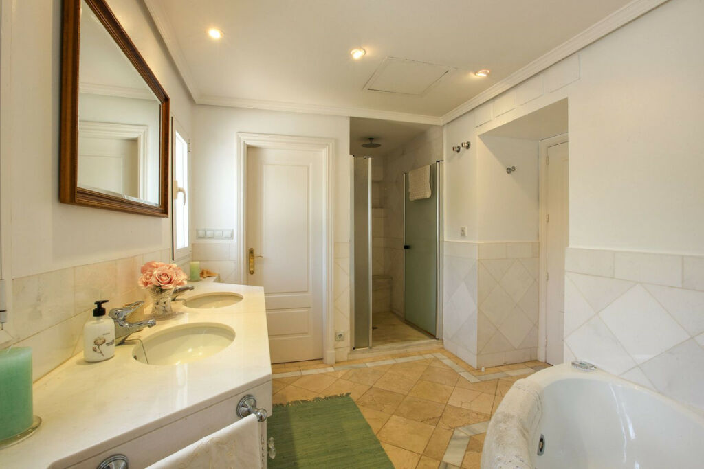 Detached Villa Sotogrande Cádiz - image 17