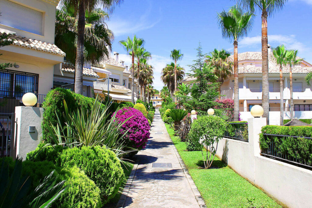 Townhouse Las Chapas Málaga - image 17