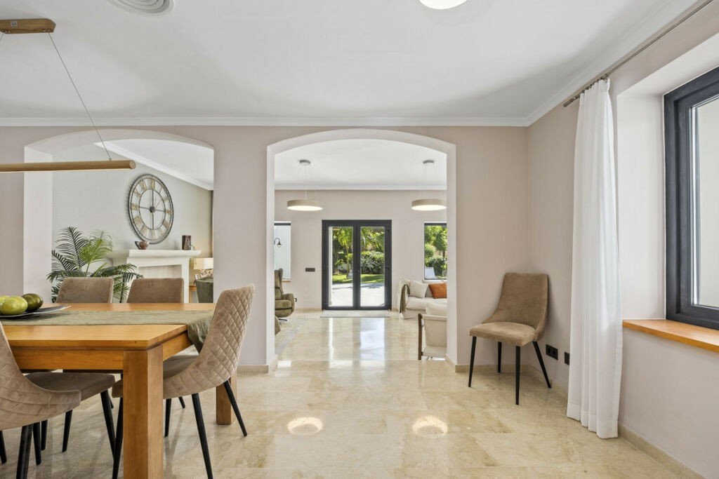 Detached Villa El Paraiso Málaga - image 19