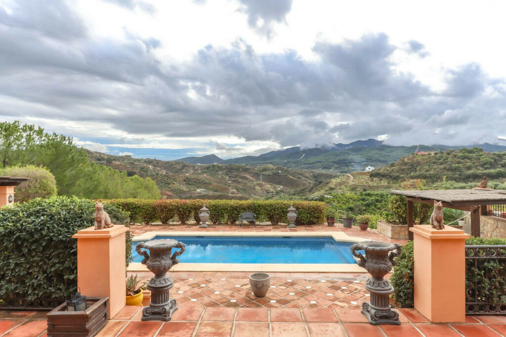 Detached Villa Monda Málaga - image 3