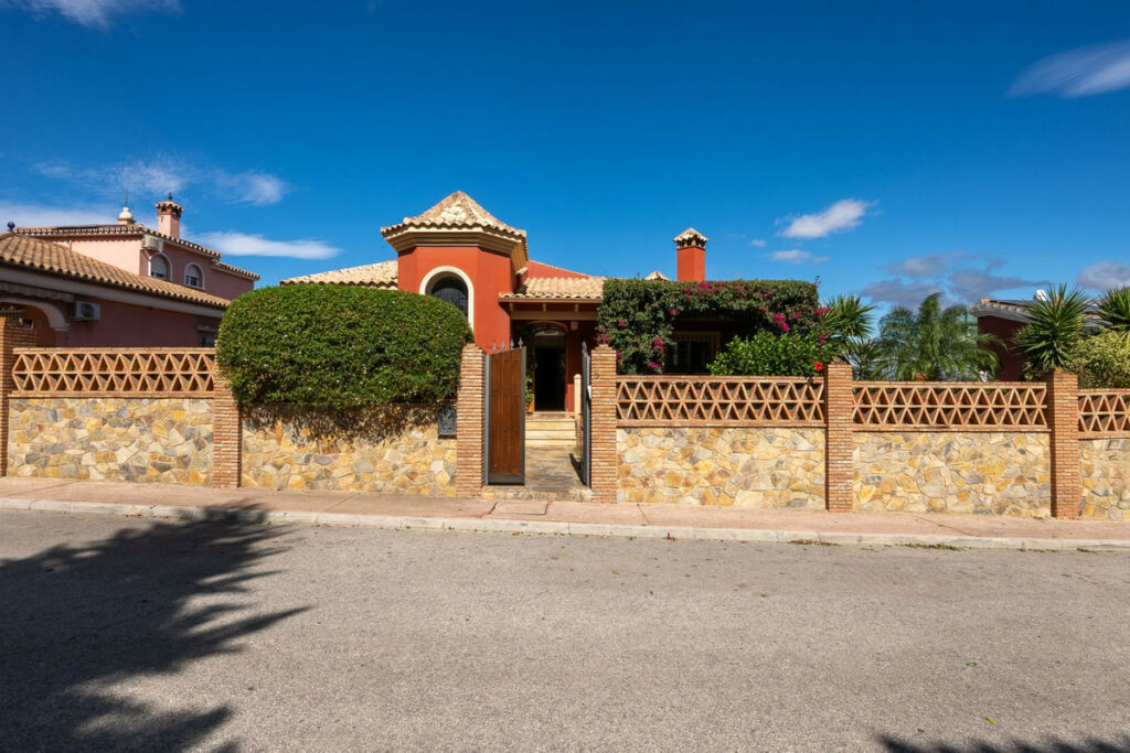 Detached Villa Alhaurín de la Torre Málaga - image 2