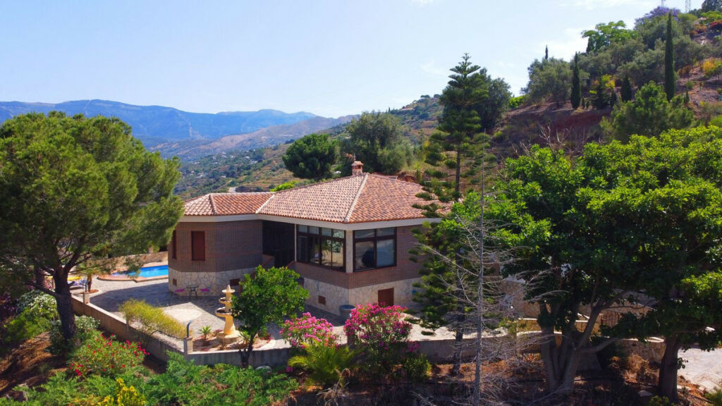Detached Villa Sayalonga Málaga - image 3