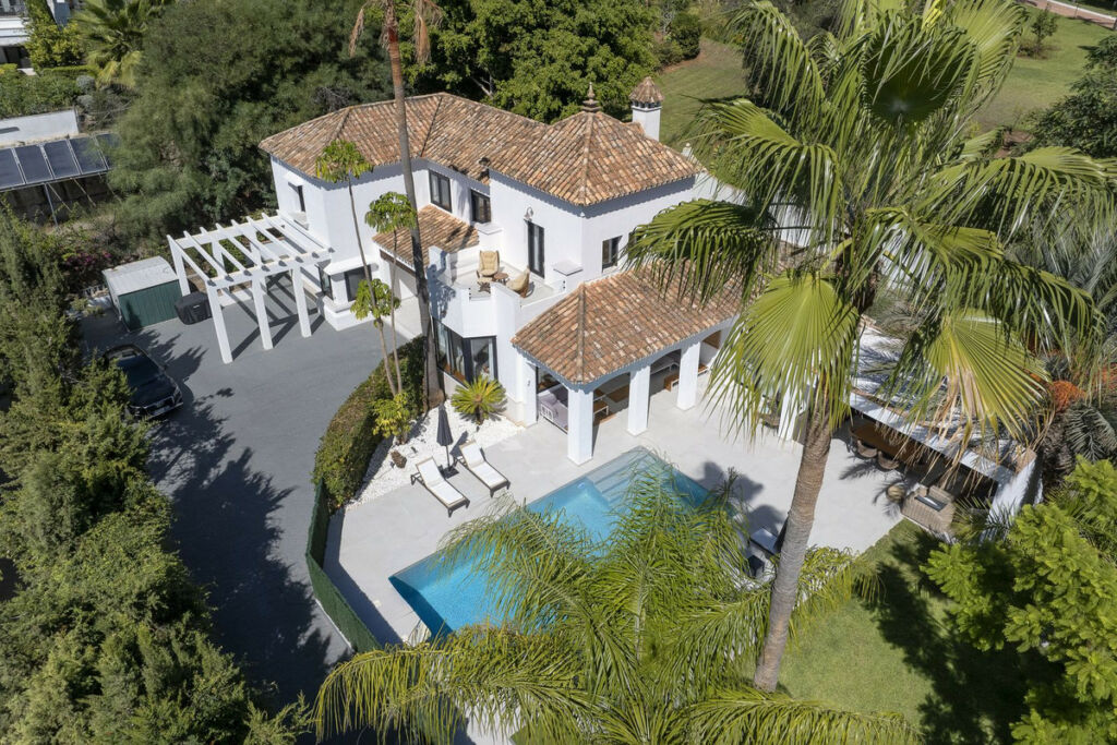 Detached Villa El Paraiso Málaga - image 2