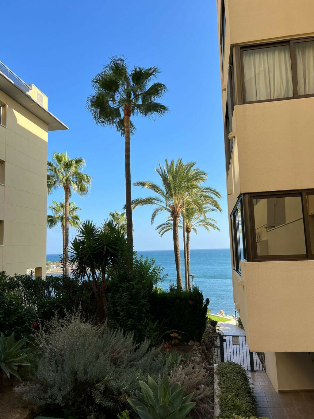 Middle Floor Apartment Estepona Málaga - image 3