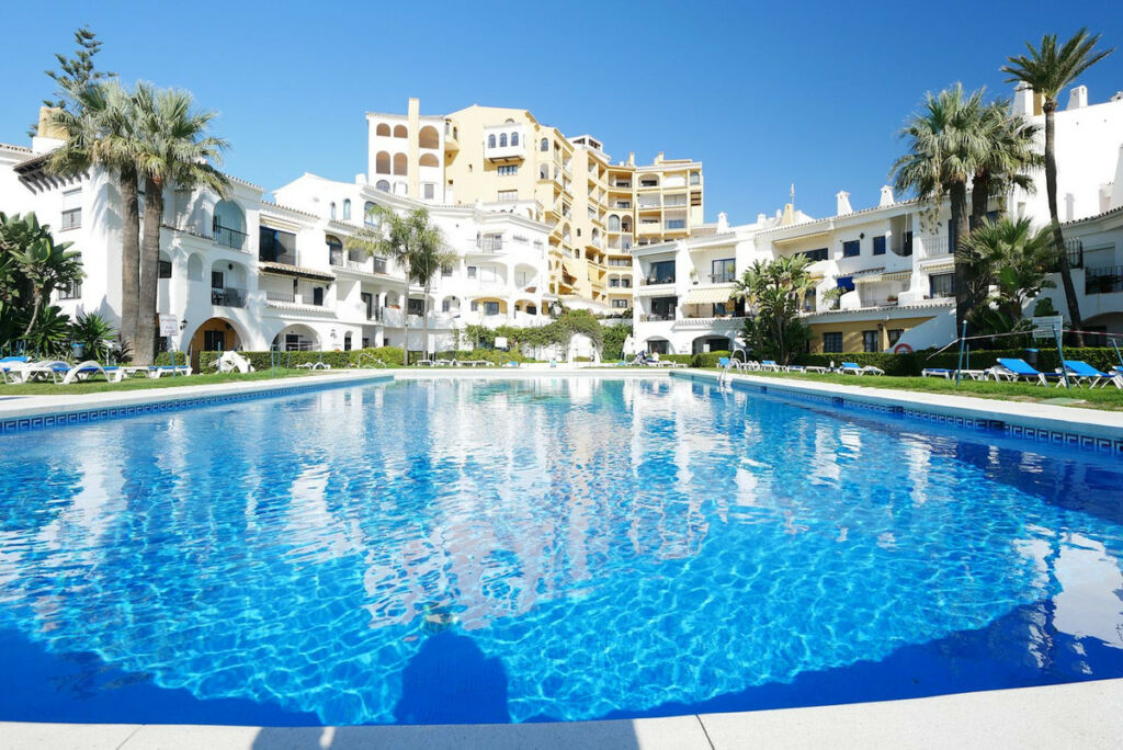 Top Floor Apartment Puerto de Cabopino Málaga - image 3
