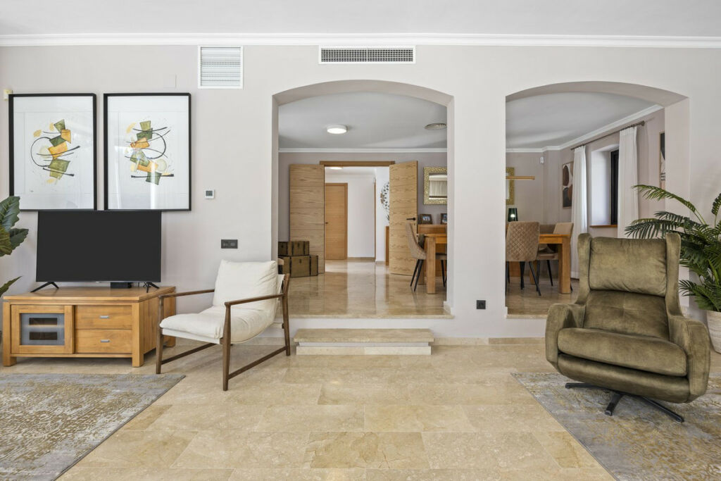 Detached Villa El Paraiso Málaga - image 21