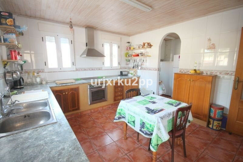 Detached Villa Aguas Nuevas Alicante - image 23