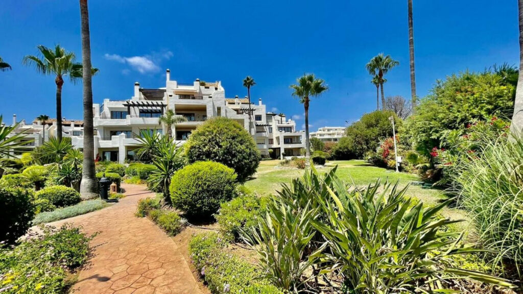 Ground Floor Apartment Estepona Málaga - image 2