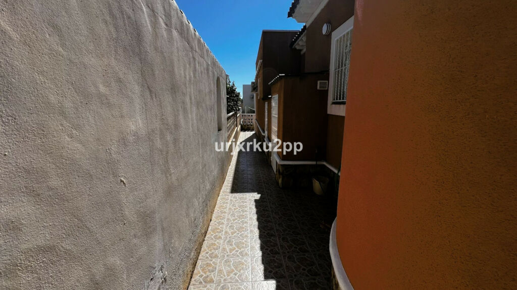 Detached Villa Playa Flamenca Alicante - image 25