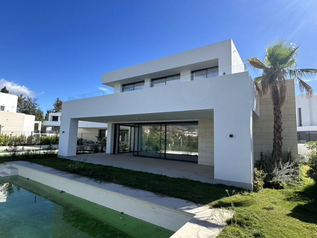 Detached Villa Río Real Málaga - image 2