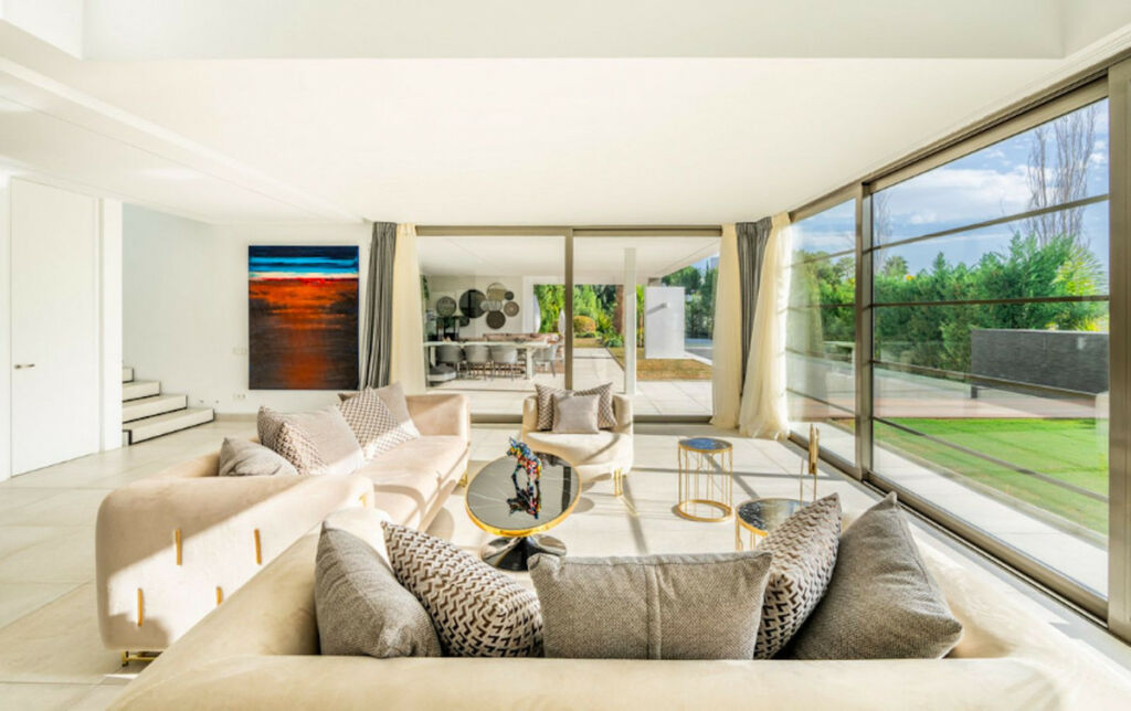 Detached Villa Benahavís Málaga - image 3